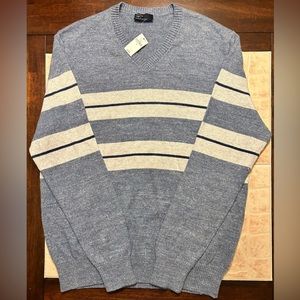NWT - Gap V-neck Sweater